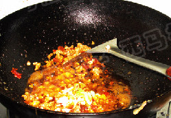 鱼香脆皮豆腐,锅中留底油，下入郫县辣酱小火炒出红油，加入肉馅煸炒变色，加入葱姜蒜炒香，