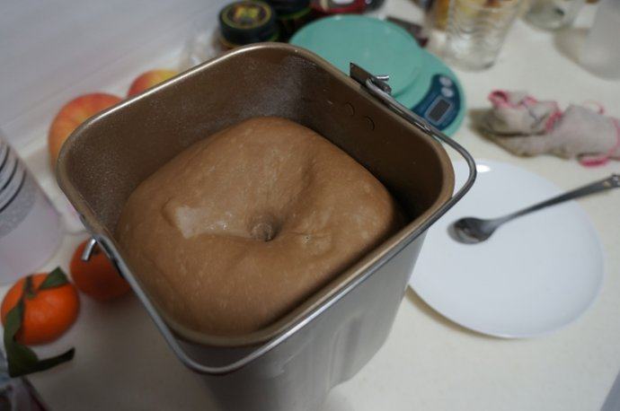 可可苹果面包 ,将面包面团材料丢进面包机，和面发酵