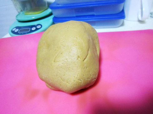 欢乐糖霜小姜饼,将制作姜饼的所有材料混合揉匀，揉成表面光滑的面团，揉好的面团用保鲜袋装好，冰箱冷藏1个小时