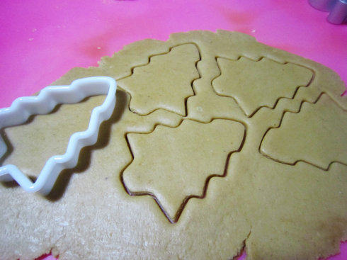 欢乐糖霜小姜饼,面团取出揉均匀，擀成0.3CM面片用相应模具刻出小饼干