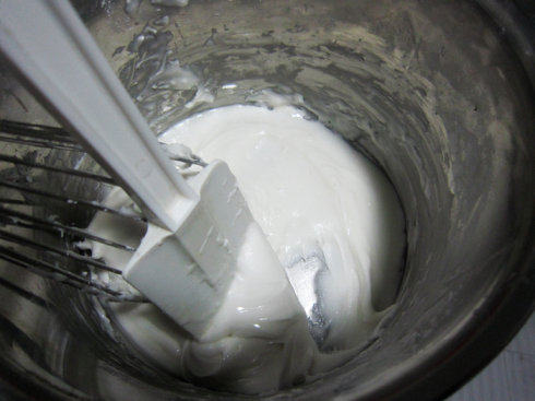 欢乐糖霜小姜饼,蛋白和糖粉混合打发，加入白醋，用手动打蛋器和刮刀搅均匀成为蛋白糖霜，做好的糖霜，浓稠度根据需要，添加少许白醋自由调整