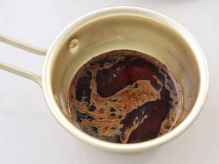 法式牛奶烤吐司,先在咖啡中加入热水搅拌融化，晾至不烫的状态。