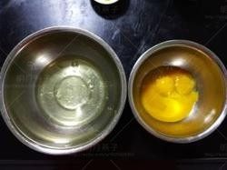 可可海绵杯子蛋糕, 分离蛋黄蛋清至无水无油的盆中