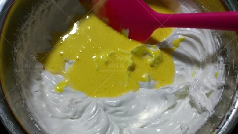 可可海绵杯子蛋糕,把蛋黄糊倒入蛋清盆中