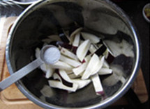 茄子豆角,茄子洗净，切成细条，加入少许盐，拌匀腌制片刻，下锅前挤去水分