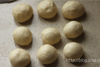 红豆包,基础发酵结束，将面团分割成50g/个，滚圆后松弛15分钟；