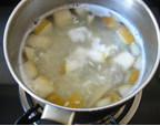 梨粥,小锅里放入梨，添加清水，煮开