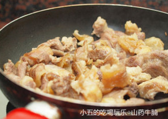 咖喱牛腩,锅中下油，将牛腩平铺在平底锅中，煎至变色