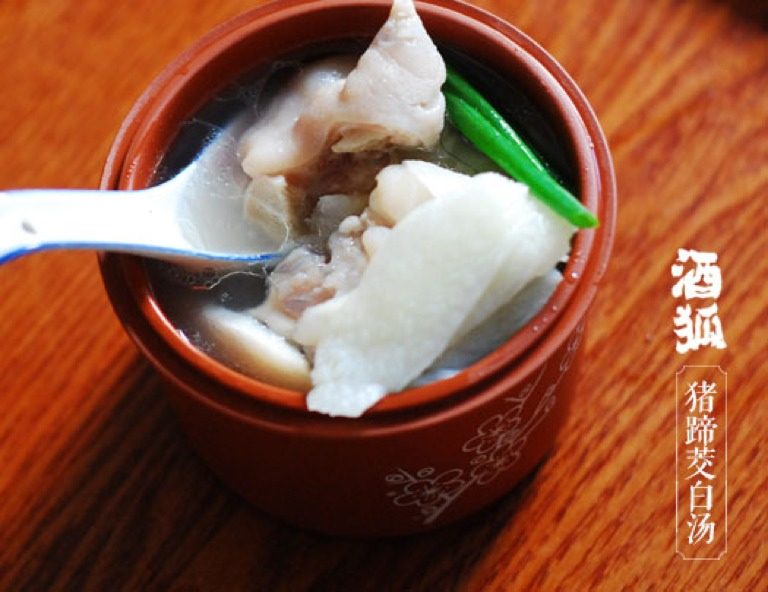 月子餐：猪蹄茭白汤，传统催乳佳品