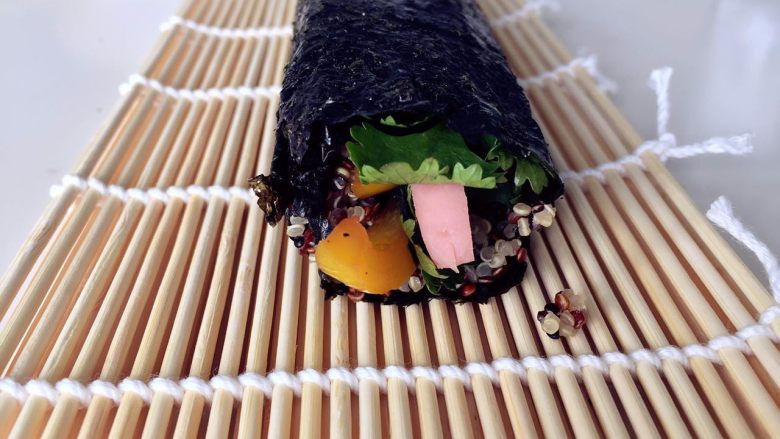 健康低卡餐-秘鲁三色藜麦寿司,用寿司卷帘卷起