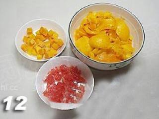 杨枝甘露,将部份芒果切成小块，西柚剖出果粒备用。