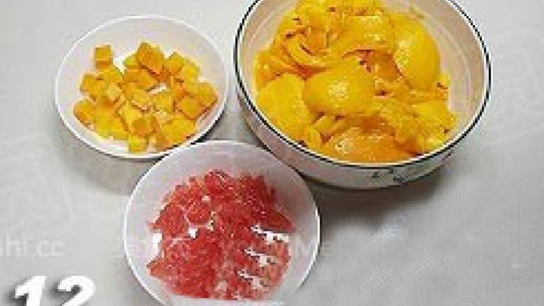 杨枝甘露,将部份芒果切成小块，西柚剖出果粒备用。