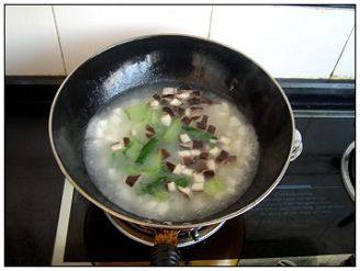 香菇山药羹,加入适量清水，煮沸后放入香菇和油菜。