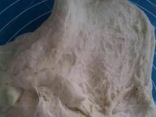 中种酸奶土司,发酵好的面团拉开后，中间是蜂窝状组织，如图。