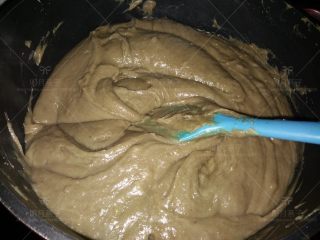 自制绿豆沙,把搅打细腻的绿豆糊放入不粘锅里，加入糖和油，小火不停地翻炒。