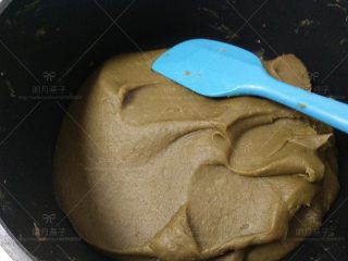 自制绿豆沙,炒到图中状态就可以了，炒好的豆沙不会松散，不会沾勺。