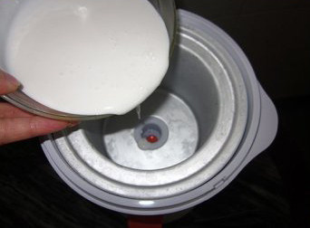 牛奶蜜红豆雪糕,将煮好的蛋奶糊放凉后入冰箱冷藏一夜，将冷藏好的蛋奶糊和<a style='color:red;display:inline-block;' href='/shicai/ 886'>奶油</a>取出倒入雪糕机桶里