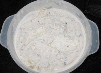 牛奶蜜红豆雪糕,这时雪糕已成比较浓稠的状态，将其挖出倒入容器里，放冰箱急冻冷藏，冷冻后随时食用