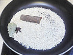 粉蒸排骨,【蒸米粉】材料全部加入锅中，小火慢慢加热，边加热边晃动锅子