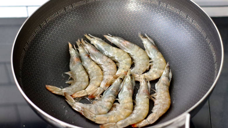 马蹄彩椒炒虾,锅中倒入少许油，放入虾。