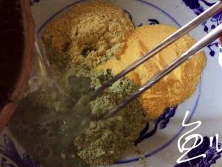 杂粮包子,黑豆面、玉米面、黄豆面用开水烫一下，一边倒水一边用筷子搅拌，晾温