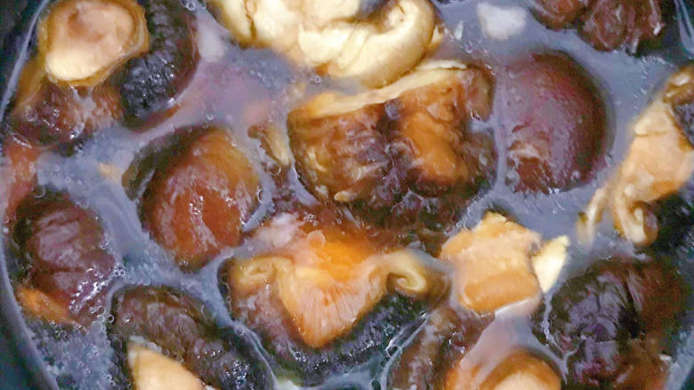 香菇板栗焖饭,最后加入适量的清水，开始焖饭
