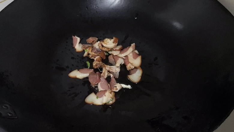 豆干炒腊肉,锅中倒入适量油烧热后倒入腊肉