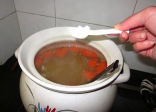 粉葛红萝卜龙骨汤,调入适量的盐，搅拌均匀即可