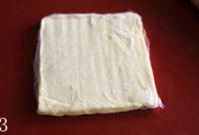 樱桃千层派 ,片状黄油放入保鲜袋，用擀面杖敲打、擀成12CM*12CM的正方形备用。