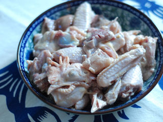 鸡肉涮米酒,鸡肉切成块，放入少许盐和地瓜粉，抓揉均匀待用。