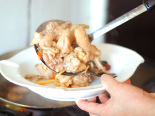 鸡肉涮米酒,约5分钟后，将鸡肉及药材捞出装盘，并倒入捣好的葱姜泥拌匀即可。