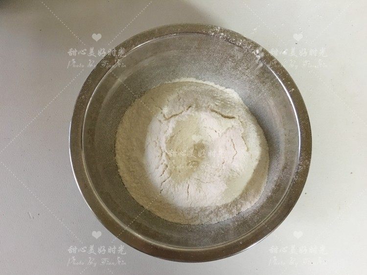 胡萝卜香草泡芙（8线连架小胡萝卜模具）,将面粉过筛备用