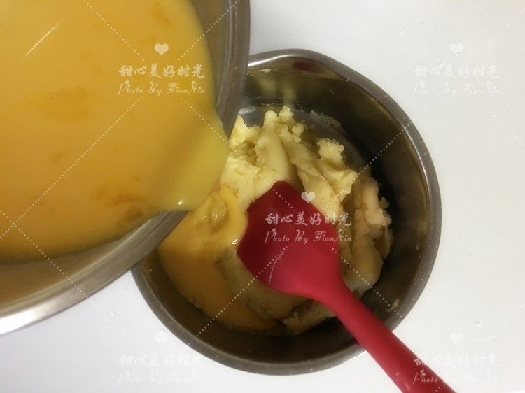 胡萝卜香草泡芙（8线连架小胡萝卜模具）,加入打散的鸡蛋液，首次需要大量加入