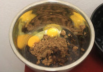 咕咕霍夫蛋糕,将A组原料混合在一个碗里，用打蛋器打匀