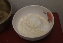 咕咕霍夫蛋糕,在另外一个碗里加入B原料，继续打蛋器搅匀