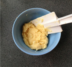 脆皮菠萝泡芙,制作菠萝皮（最好提前制作冷藏）黄油软化后加入细砂糖拌匀，加入低粉搅拌成团，冷藏备用