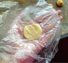 脆皮菠萝泡芙,使用时取出冷藏好的菠萝皮，取一小分揉圆，放在塑料袋上，将塑料袋折过来盖在小面团上，用手指按扁