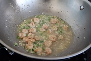 蒜蓉虾仁娃娃菜,将炒好的虾仁连同汤汁浇在娃娃菜上即可食用。