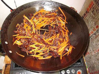 西芹胡萝卜肉丝,锅洗净，放入适量的油，放入蒜片姜丝爆香后，放入木耳胡萝卜丝，炒熟。