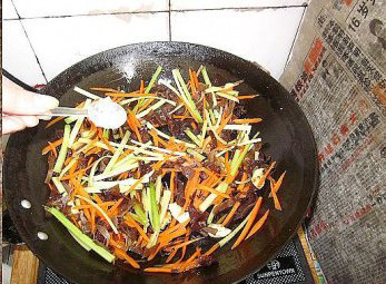 西芹胡萝卜肉丝,再加入芹菜丝稍炒后调入适量的盐，翻炒均匀