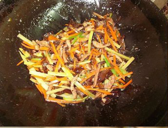 西芹胡萝卜肉丝,最后放入事先炒好的肉丝，倒入调料汁，收浓汁即可出锅