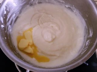 迷你芒果挞,关火后加入黄油，搅拌让黄油融合进去。