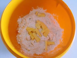 迷你芒果挞,盆里加入低筋面粉和室温软化好的黄油。