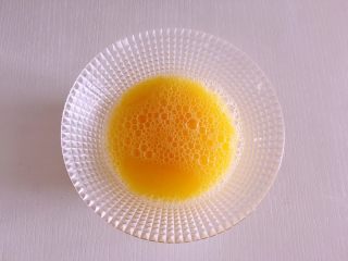 迷你芒果挞,一个蛋黄加60克清水、1克盐、20克糖，搅拌均匀。