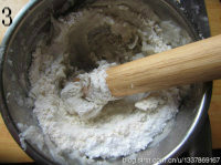 枣泥山药糕,加入适量糖粉和糕粉，使山药泥能成团即可，沾少许糕粉防粘，将山药泥分成10份