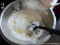 麦香核桃香蕉蛋糕,软化后的黄油加入盐和糖，先用刮刀搅拌至不见糖和盐；用电动打蛋器打发黄油，打至颜色发白、体积变大