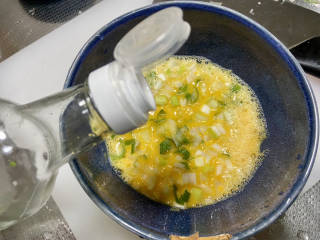 葱花炒鸡蛋,几滴白醋，可以去除蛋液腥味，让其更蓬松