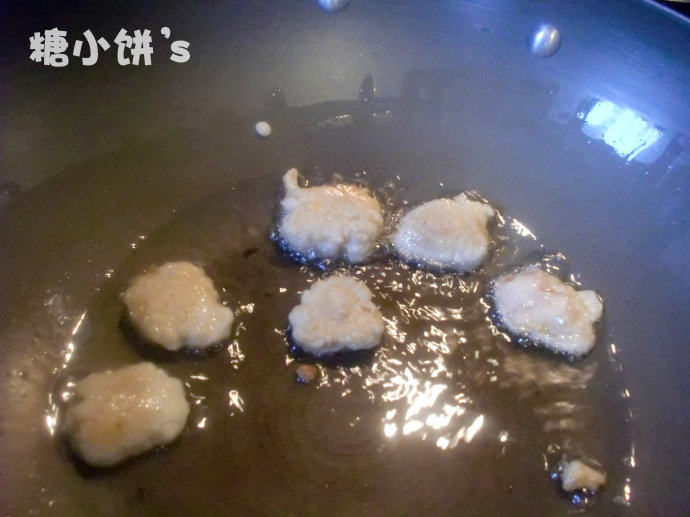 劲爆鸡米花,放入烧热的油锅中半煎半炸