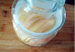 家庭自制苹果醋,在瓶口封上一层保鲜膜，然后将盖子拧紧，在阴凉处，静置浸泡3个月。