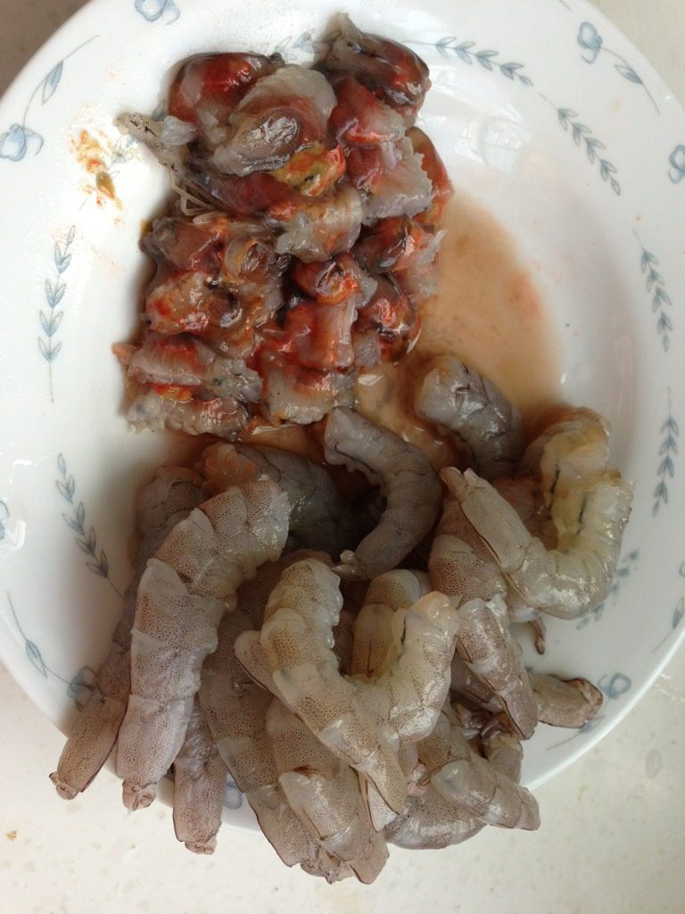 大虾面,剥下的虾皮加水，放入花椒和盐煮开，备用。